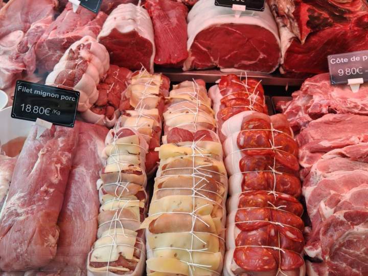 Viandes fraîches en colis variés.